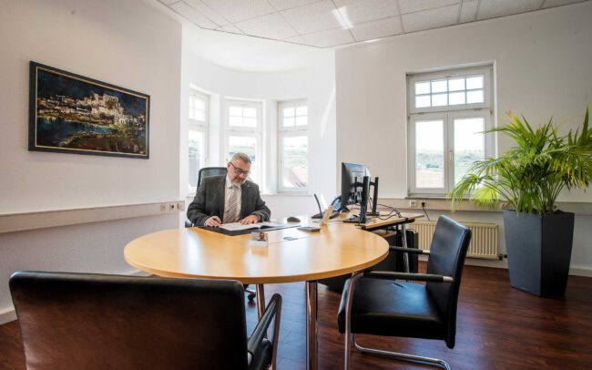 Arbeitsplatz Rechtsanwalt Klaus Dieter Fritz am Schreibtisch